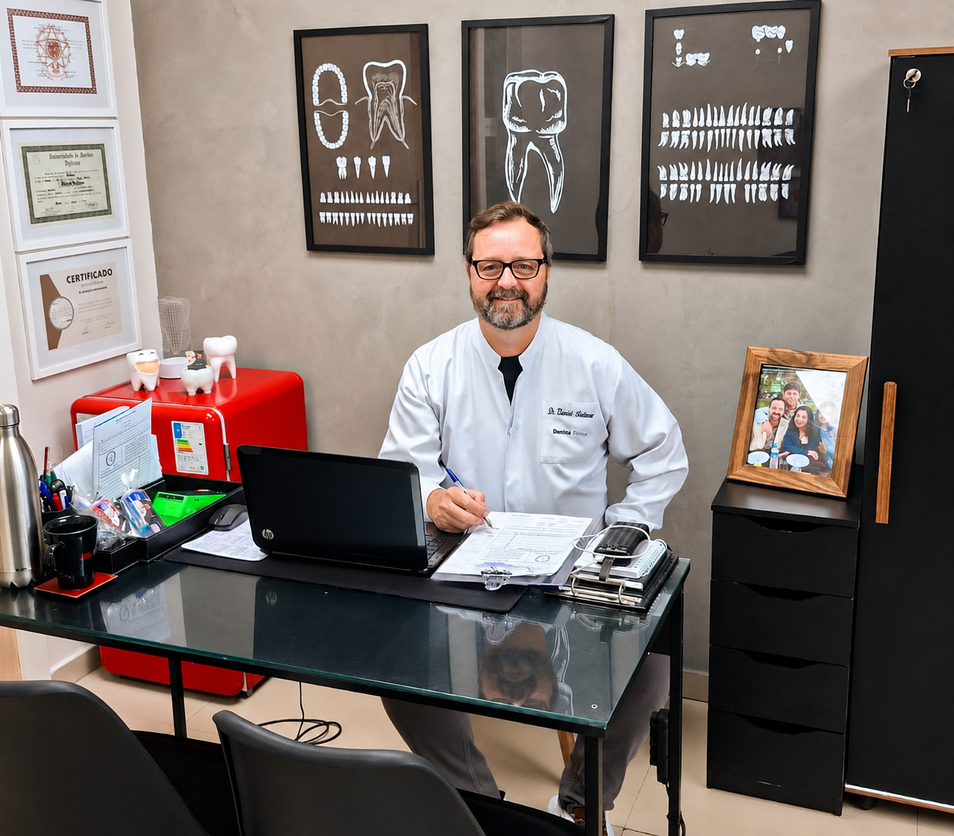 Dr. Eduardo Martinusso em seu consultório